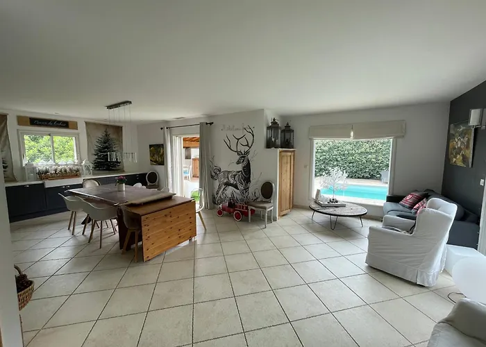 Vakantiehuis Maison Avec Piscine Entre Et Montagne *